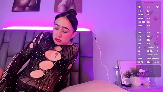 Niicolle Evanss online show from September 2025 01:22:01 PM