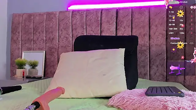 Niicolle Evanss online show from November 2025 07:49:02 PM