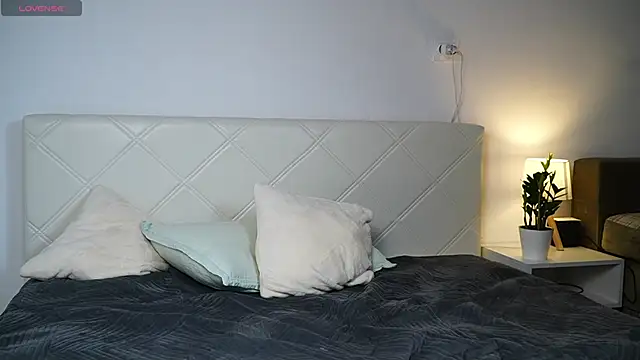 KaeliaScorch online show from November 2025 12:05:02 PM