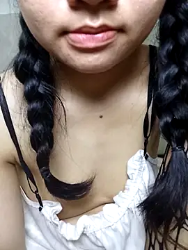 Snapshot of Viviann08 chatting on April 2026 04:40:01 PM Viviann08 online show from April 2026 04:40:01 PM