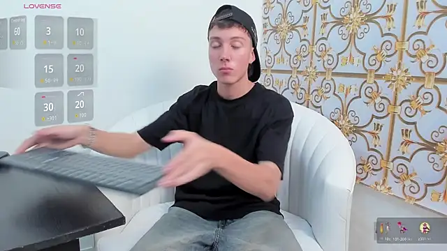 LittleDanny  online show from November 2025 07:24:02 PM