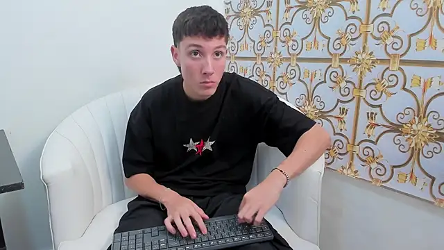 LittleDanny  online show from November 2025 07:03:01 PM