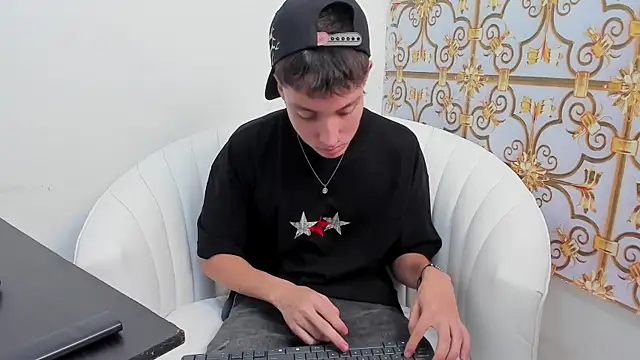 LittleDanny  online show from November 2025 07:04:02 PM