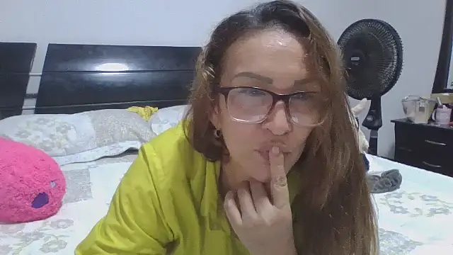 MiaVega online show from November 2025 05:00:01 PM