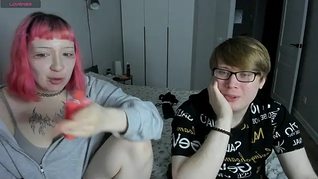 Snapshot of Couple_Molly chatting on October 2025 05:35:01 PM Couple Molly online show from October 2025 05:35:01 PM