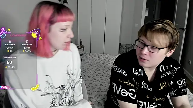 Snapshot of Couple_Molly chatting on October 2025 04:51:01 PM Couple Molly online show from October 2025 04:51:01 PM