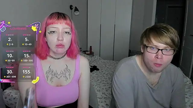 Snapshot of Couple_Molly chatting on October 2025 04:19:01 PM Couple Molly online show from October 2025 04:19:01 PM