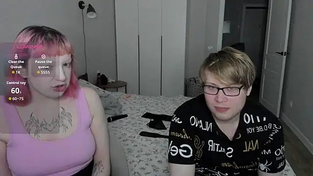 Snapshot of Couple_Molly chatting on October 2025 06:08:02 PM Couple Molly online show from October 2025 06:08:02 PM