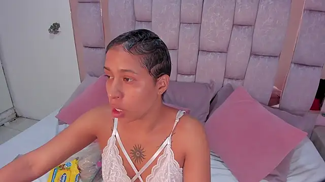 Snapshot of cloemorwen chatting on December 2025 10:03:01 PM cloemorwen online show from December 2025 10:03:01 PM