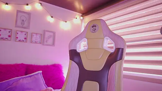  chloe moons  online show from February 2026 09:12:02 PM