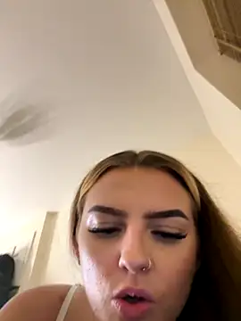 Snapshot of Summer21k chatting on November 2025 09:36:01 PM Summer21k online show from November 2025 09:36:01 PM