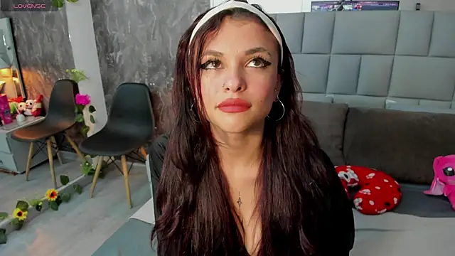 yiyisandoval online show from April 2026 07:45:01 PM