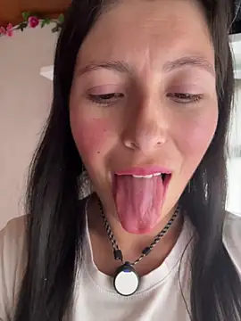 Mia salinass online show from November 2025 06:07:01 PM