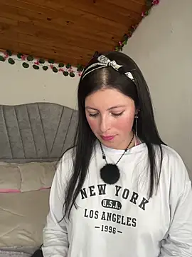 Mia salinass online show from November 2025 07:28:01 PM