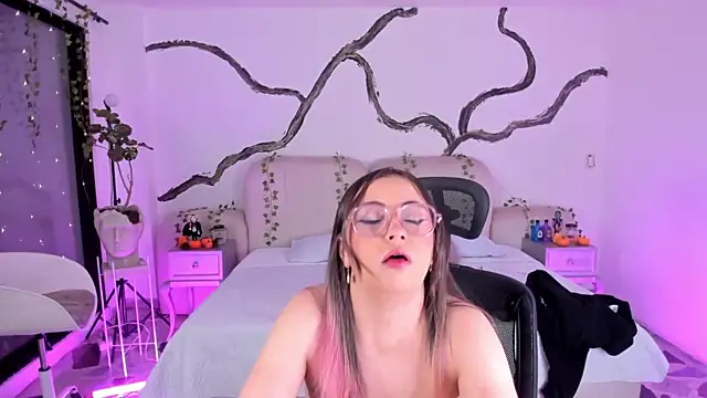 Snapshot of SarahCastro1_ chatting on October 2025 05:15:02 AM SarahCastro1 online show from October 2025 05:15:02 AM