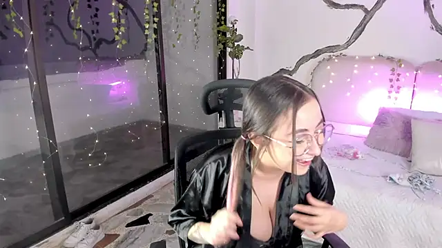 Snapshot of SarahCastro1_ chatting on November 2025 04:35:01 AM SarahCastro1 online show from November 2025 04:35:01 AM