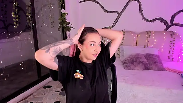 Snapshot of SarahCastro1_ chatting on November 2025 04:44:02 AM SarahCastro1 online show from November 2025 04:44:02 AM