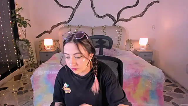 Snapshot of SarahCastro1_ chatting on November 2025 04:34:02 AM SarahCastro1 online show from November 2025 04:34:02 AM