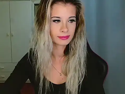 Snapshot of KristineGlow chatting on December 2025 07:18:01 PM KristineGlow online show from December 2025 07:18:01 PM