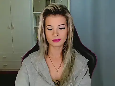 Snapshot of KristineGlow chatting on December 2025 07:14:02 AM KristineGlow online show from December 2025 07:14:02 AM