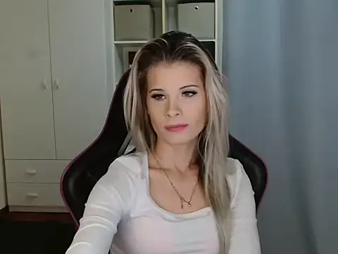 Snapshot of KristineGlow chatting on December 2025 07:26:02 AM KristineGlow online show from December 2025 07:26:02 AM