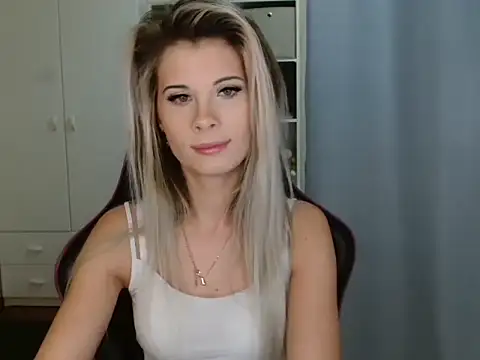 Snapshot of KristineGlow chatting on December 2025 08:10:01 AM KristineGlow online show from December 2025 08:10:01 AM