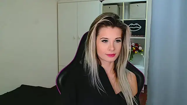 Snapshot of KristineGlow chatting on January 2026 07:11:02 AM KristineGlow online show from January 2026 07:11:02 AM