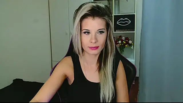 Snapshot of KristineGlow chatting on January 2026 07:24:01 AM KristineGlow online show from January 2026 07:24:01 AM