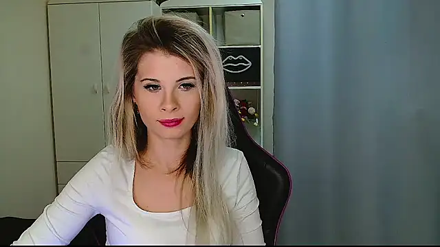 Snapshot of KristineGlow chatting on January 2026 07:13:02 AM KristineGlow online show from January 2026 07:13:02 AM