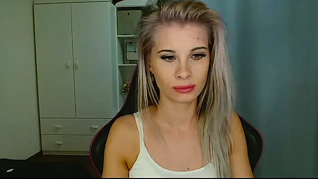 Snapshot of KristineGlow chatting on January 2026 07:19:02 PM KristineGlow online show from January 2026 07:19:02 PM