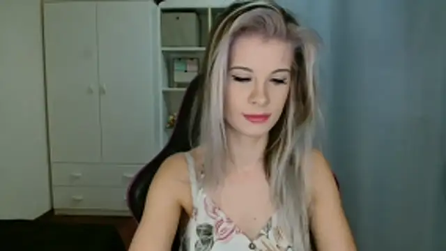 Snapshot of KristineGlow chatting on January 2026 07:24:02 AM KristineGlow online show from January 2026 07:24:02 AM