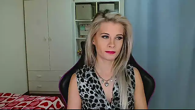 Snapshot of KristineGlow chatting on February 2026 07:13:01 AM KristineGlow online show from February 2026 07:13:01 AM