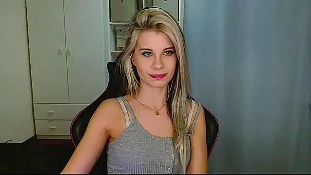 Snapshot of KristineGlow chatting on February 2026 09:11:01 PM KristineGlow online show from February 2026 09:11:01 PM