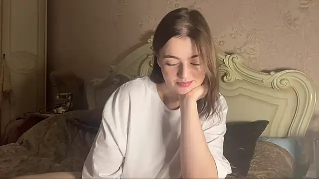 Snapshot of HoneyMist chatting on November 2025 06:01:02 PM HoneyMist online show from November 2025 06:01:02 PM