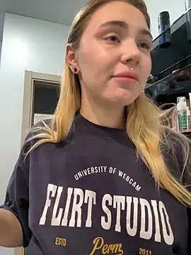 Snapshot of LunaMillie chatting on September 2025 04:34:02 AM LunaMillie online show from September 2025 04:34:02 AM