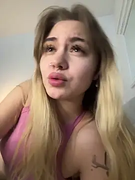 Snapshot of LunaMillie chatting on November 2025 12:41:02 PM LunaMillie online show from November 2025 12:41:02 PM