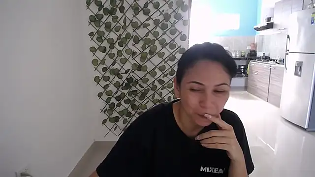 Snapshot of yohacriss chatting on December 2025 04:44:01 PM yohacriss online show from December 2025 04:44:01 PM