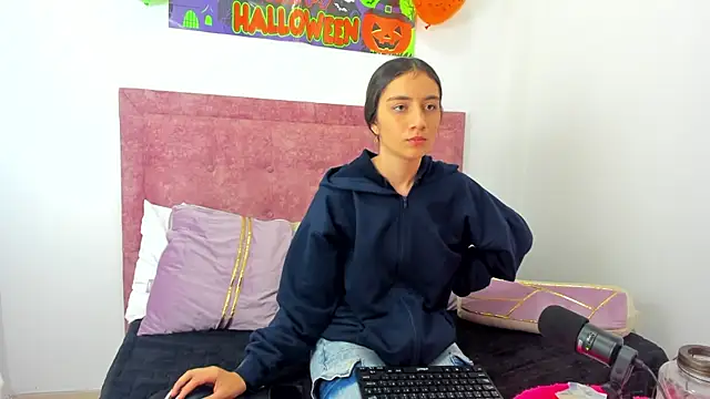 Vaiolet Miller online show from October 2025 02:39:01 PM