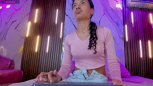 Snapshot of VictoriaDuart chatting on September 2025 07:48:01 PM VictoriaDuart online show from September 2025 07:48:01 PM