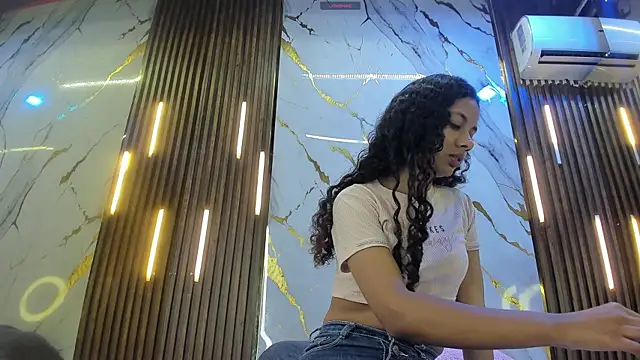 Snapshot of VictoriaDuart chatting on November 2025 08:00:01 PM VictoriaDuart online show from November 2025 08:00:01 PM