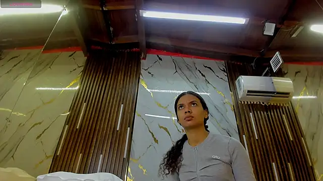 Snapshot of VictoriaDuart chatting on November 2025 05:50:02 PM VictoriaDuart online show from November 2025 05:50:02 PM