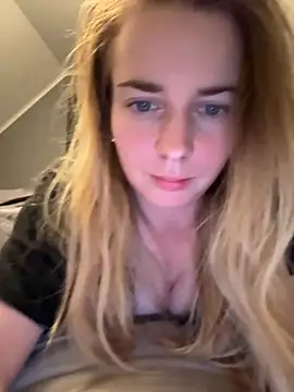 Snapshot of ellieen chatting on October 2025 10:32:02 PM ellieen online show from October 2025 10:32:02 PM