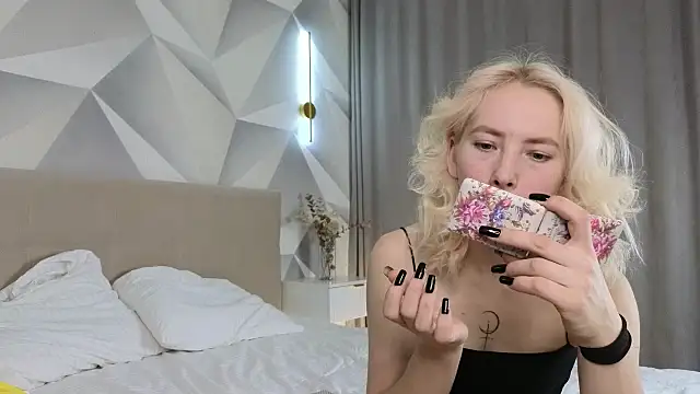 Snapshot of JuliannaWenger chatting on December 2025 04:13:01 PM JuliannaWenger online show from December 2025 04:13:01 PM