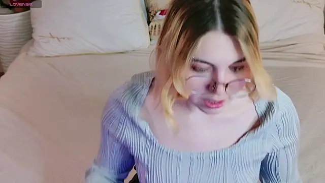 Snapshot of Evie_Vall chatting on December 2025 05:18:02 PM Evie Vall online show from December 2025 05:18:02 PM