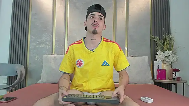 Snapshot of NikoStone_ chatting on June 2026 04:40:01 AM NikoStone online show from June 2026 04:40:01 AM