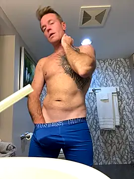 DILFiGuess11 online show from October 2025 07:56:02 PM