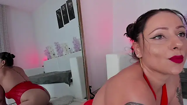 Snapshot of HoneyKissy chatting on October 2025 04:02:02 AM HoneyKissy online show from October 2025 04:02:02 AM