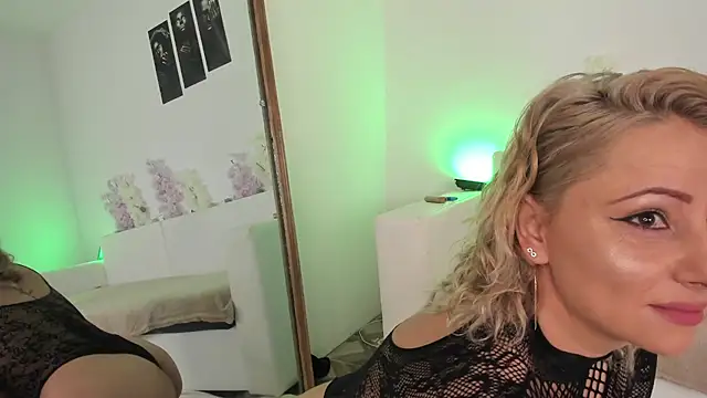 Snapshot of HoneyKissy chatting on December 2025 04:06:01 AM HoneyKissy online show from December 2025 04:06:01 AM