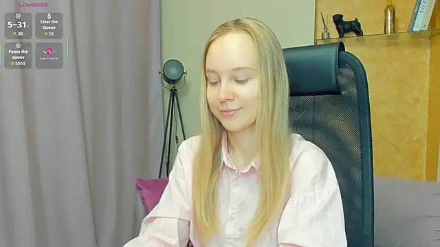 SoonMoor online show from November 2025 07:03:01 PM