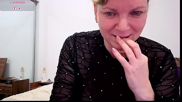 Snapshot of aussiepeaches chatting on July 2026 11:01:02 AM aussiepeaches online show from July 2026 11:01:02 AM